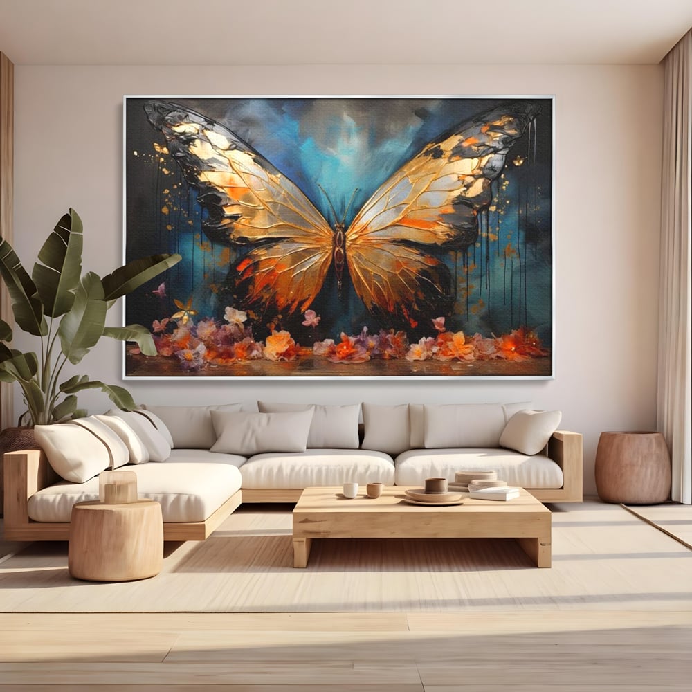 Tablou canvas cu tablou canvas cu fluture auriu si flori, in rama de aluminiu argintiu, pe perete intr-un living